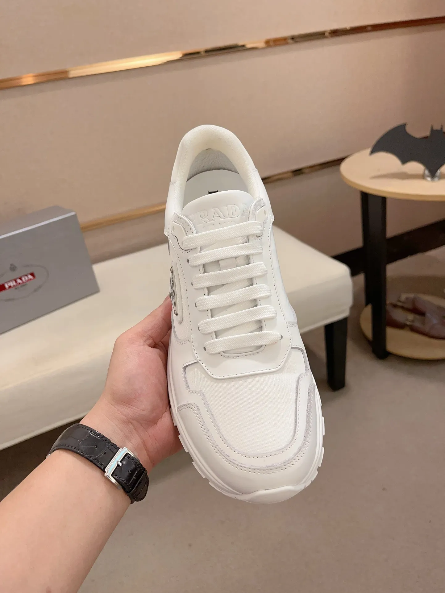Men's shoes 💰 560 💰 (high version) new Prada (Prada) high-tops are launched at the same time, new men's shoes, 😘fabrics are selected from waterproof technical cloth. First layer cowhide lining. 👍🏿Original molded anti-slip rubber outsole, with exquisite lines, simple and elegant, comfortable and high-end for leisure travel. Number of yards: 38 to 44. (Can be customized for 45.46.)